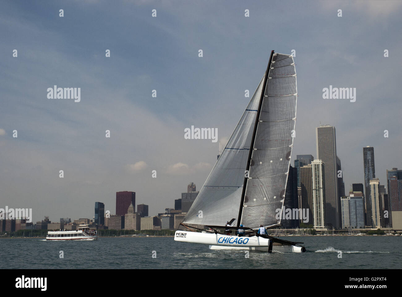 25 mai 2016 - Chicago, Illinois, États-Unis Unied - Pour la première fois, l'America's Cup se déroulera sur un parcours d'eau douce. Les World Series événement sera à Chicago le week-end du 11-12 juin. La communauté du yachting est tous en effervescence. Le Navy Pier sera transformé en le Village de la course, et sera l'endroit idéal pour regarder l'événement. Pour son 100e anniversaire cette année, la jetée a simplement installé un tout nouveau 196 pieds de haut avec grande roue, à climat contrôlé gondoles. Il a été ouvert au public le 27 mai. Cela va attirer beaucoup de visiteurs le long de la jetée, le wit Banque D'Images