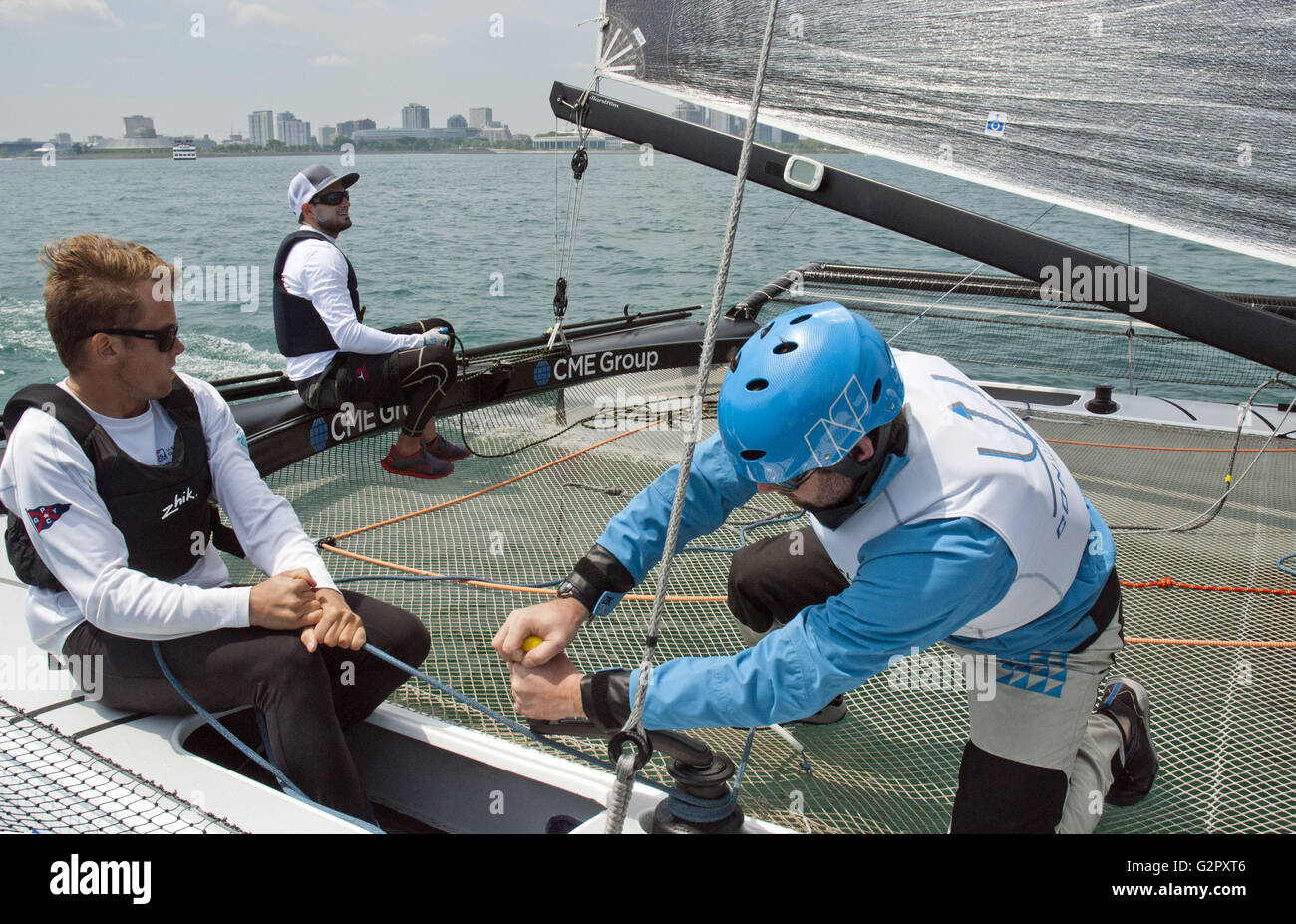 25 mai 2016 - Chicago, Illinois, États-Unis Unied - Pour la première fois, l'America's Cup se déroulera sur un parcours d'eau douce. Les World Series événement sera à Chicago le week-end du 11-12 juin. La communauté du yachting est tous en effervescence. Le Navy Pier sera transformé en le Village de la course, et sera l'endroit idéal pour regarder l'événement. Pour son 100e anniversaire cette année, la jetée a simplement installé un tout nouveau 196 pieds de haut avec grande roue, à climat contrôlé gondoles. Il a été ouvert au public le 27 mai. Cela va attirer beaucoup de visiteurs le long de la jetée, le wit Banque D'Images