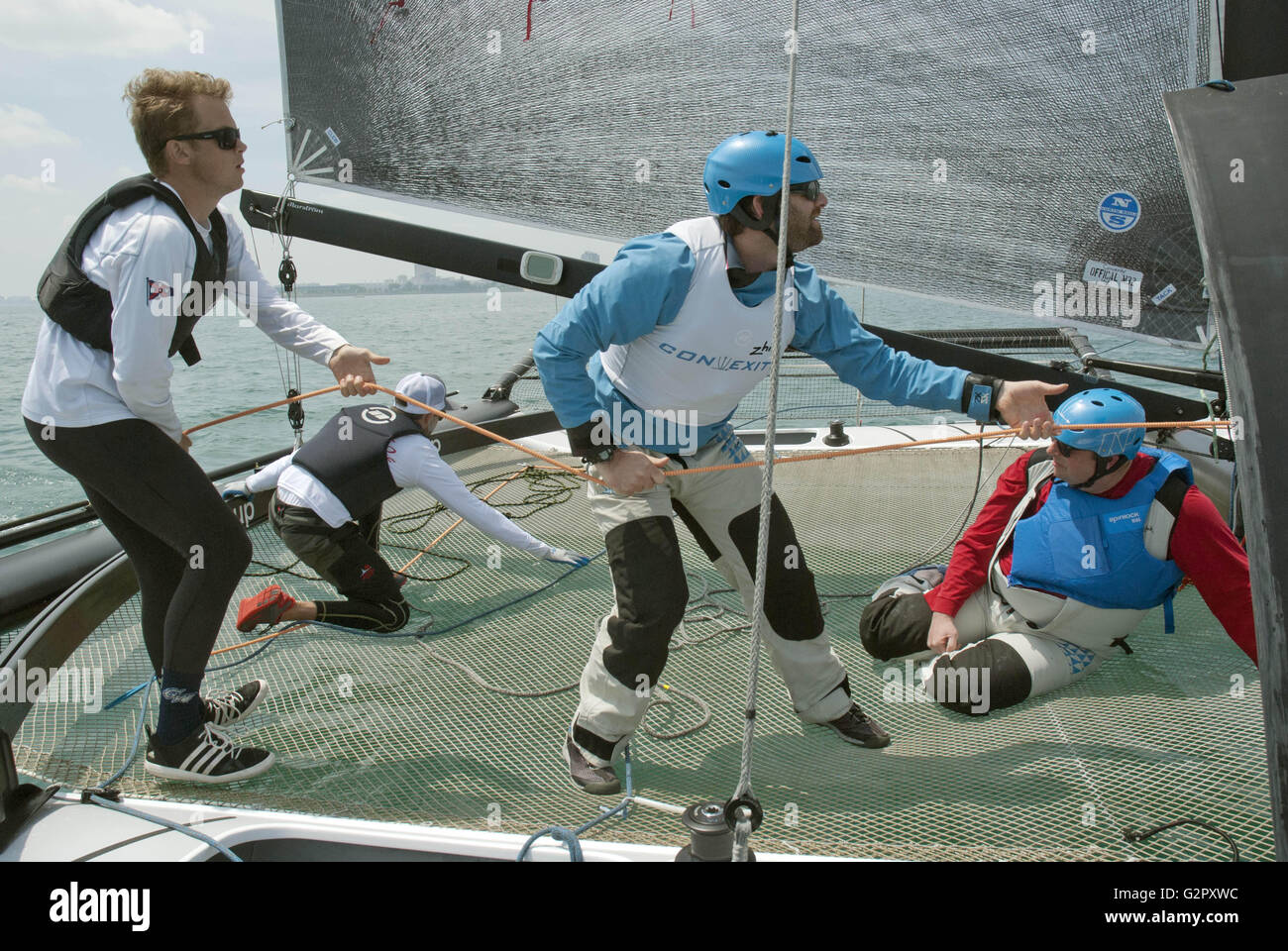25 mai 2016 - Chicago, Illinois, États-Unis Unied - Pour la première fois, l'America's Cup se déroulera sur un parcours d'eau douce. Les World Series événement sera à Chicago le week-end du 11-12 juin. La communauté du yachting est tous en effervescence. Le Navy Pier sera transformé en le Village de la course, et sera l'endroit idéal pour regarder l'événement. Pour son 100e anniversaire cette année, la jetée a simplement installé un tout nouveau 196 pieds de haut avec grande roue, à climat contrôlé gondoles. Il a été ouvert au public le 27 mai. Cela va attirer beaucoup de visiteurs le long de la jetée, le wit Banque D'Images