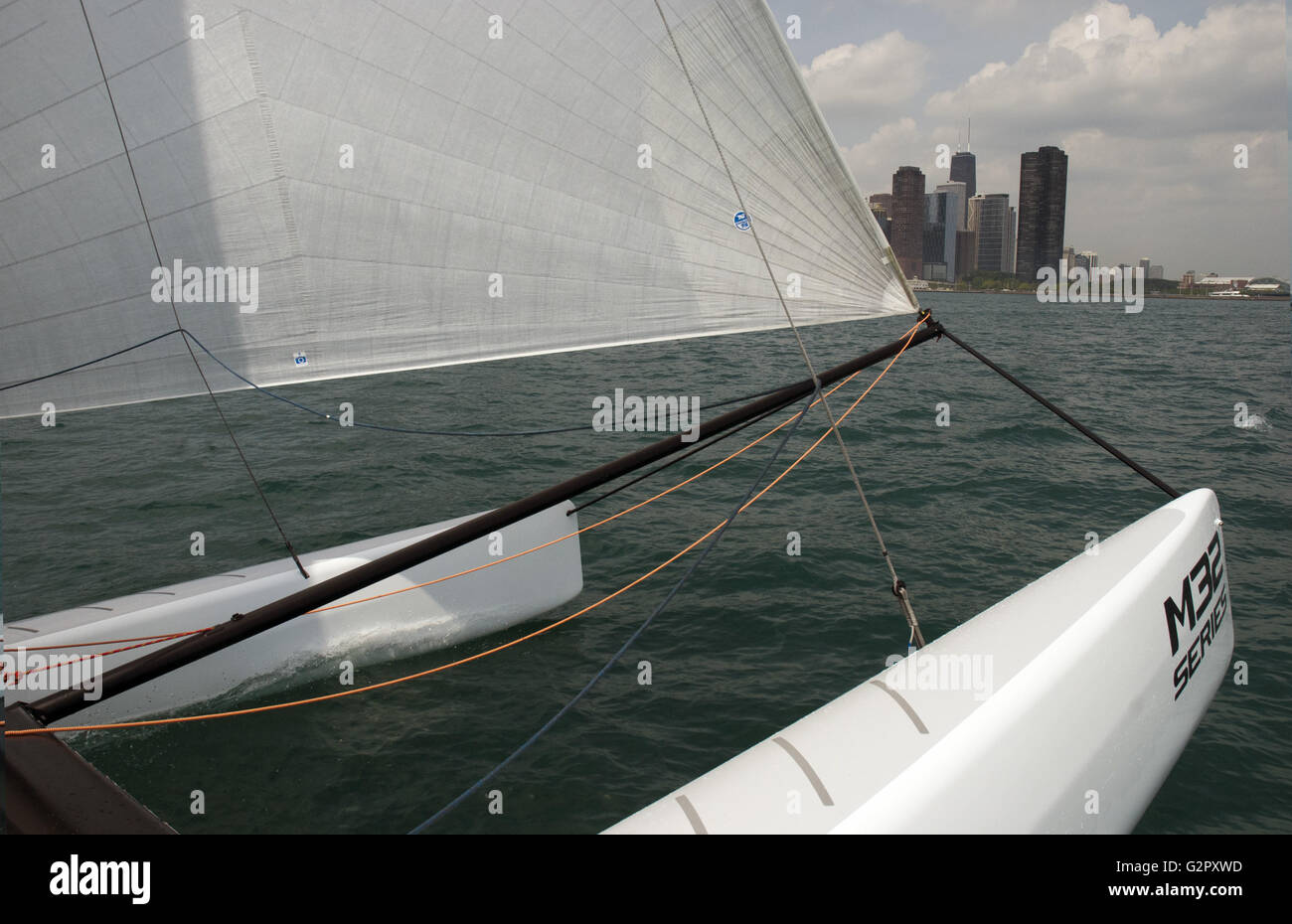 25 mai 2016 - Chicago, Illinois, États-Unis Unied - Pour la première fois, l'America's Cup se déroulera sur un parcours d'eau douce. Les World Series événement sera à Chicago le week-end du 11-12 juin. La communauté du yachting est tous en effervescence. Le Navy Pier sera transformé en le Village de la course, et sera l'endroit idéal pour regarder l'événement. Pour son 100e anniversaire cette année, la jetée a simplement installé un tout nouveau 196 pieds de haut avec grande roue, à climat contrôlé gondoles. Il a été ouvert au public le 27 mai. Cela va attirer beaucoup de visiteurs le long de la jetée, le wit Banque D'Images