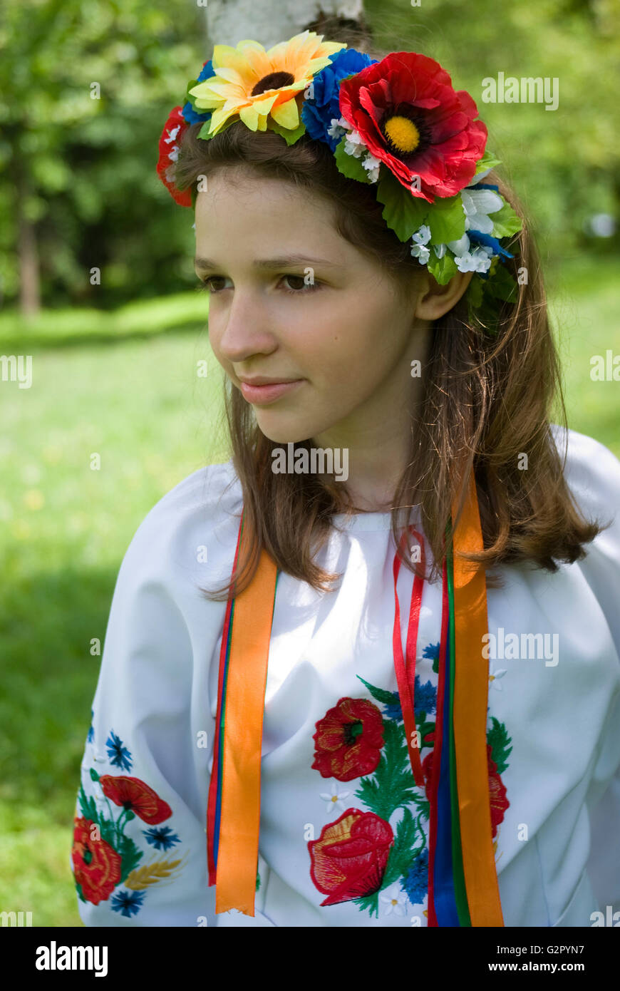 Teenage girl in costume traditionnelle ukrainienne Photo Stock Alamy