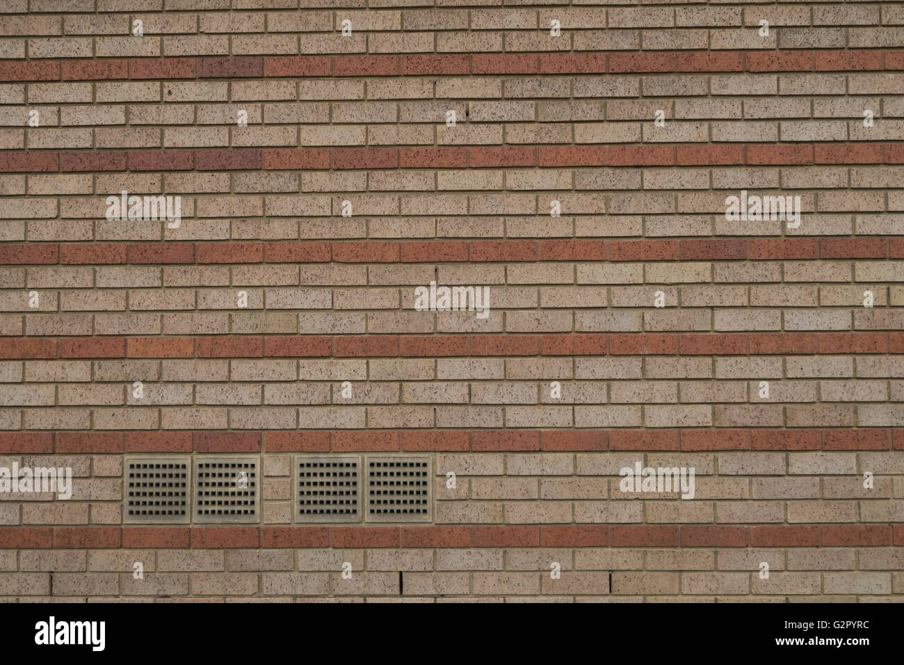 Mur de brique à rayures, à motifs avec aération Banque D'Images