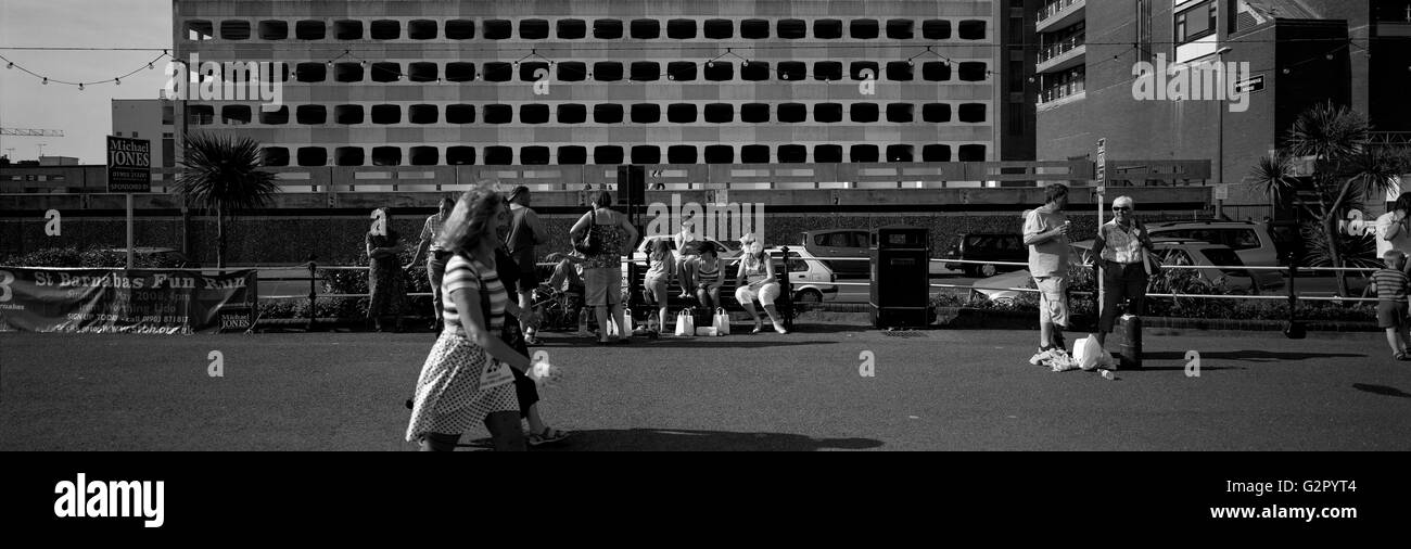 AJAXNETPHOTO. WORTHING, ANGLETERRE - SPACE SAVER - GRAFTON PLUSIEURS ÉTAGES DANS LA VILLE DONNANT SUR promenade du front de mer. PHOTO:JONATHAN EASTLAND/AJAX REF:1019 Banque D'Images