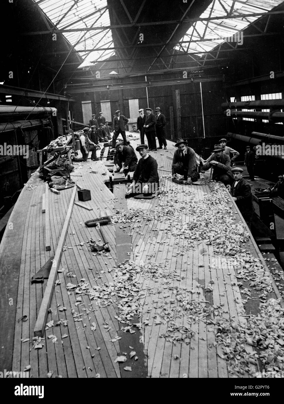 AJAXNETPHOTO. 1930S. GOSPORT, Angleterre. - Les TRAVAILLEURS DE LA CAMPER & NICHOLSON YACHT YARD FIXANT LE PONT DU YACHT CLASSE J SHAMROCK V EN CONSTRUCTION. PHOTO:AJAX VINTAGE PHOTO LIBRARY REF:HDD   YA SHAMROCK V 1930 Banque D'Images