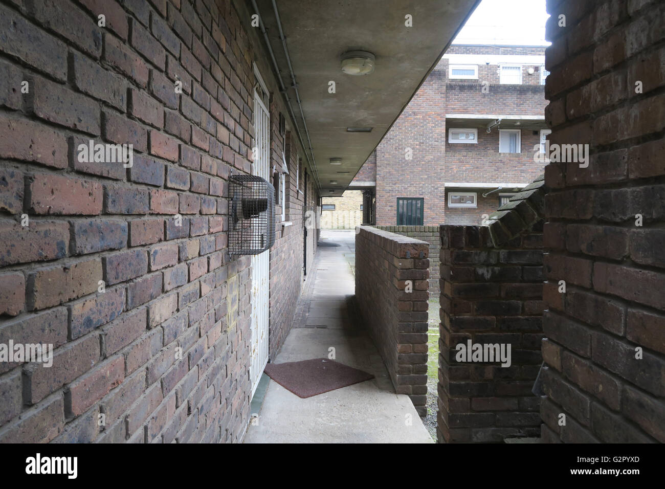 Allée du côté d'un logement/immobilier conseil, d'escalier, d'un balcon. Banque D'Images