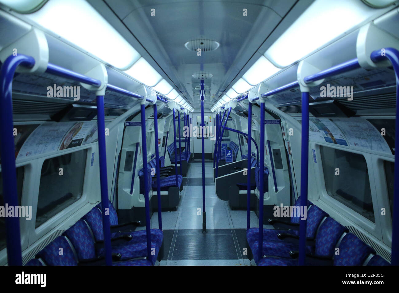 London Underground northern line train de tube dans la nuit Banque D'Images