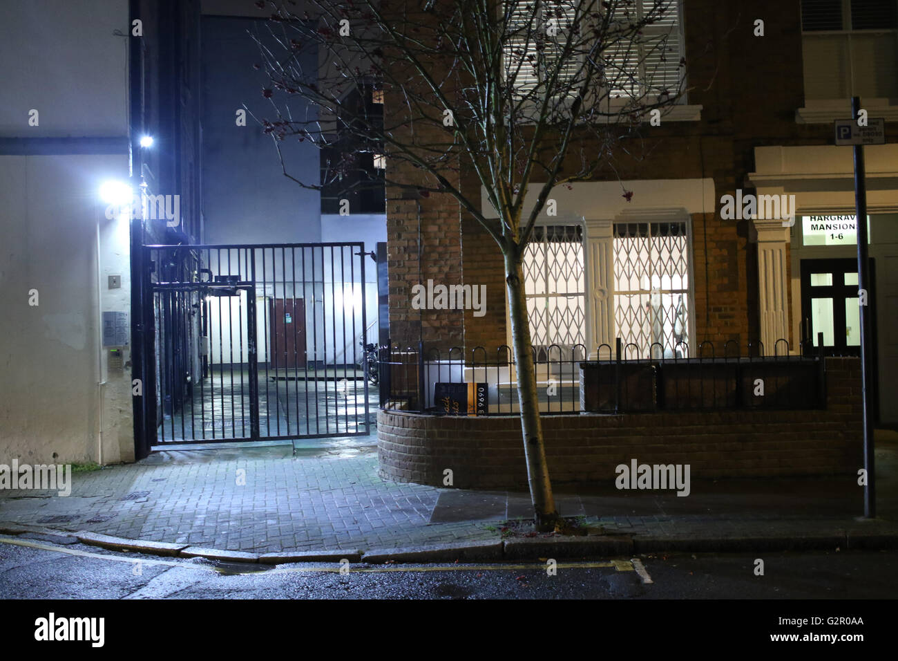 Rue Latérale avec maison, gate, arbre de nuit Banque D'Images