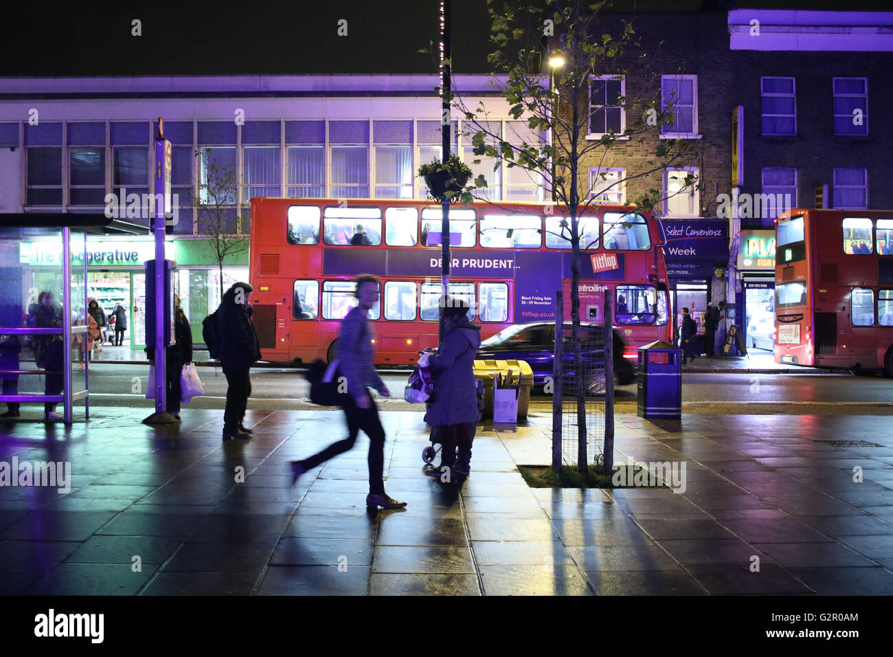 Les frontaliers et les bus sur l'Arcade Road, Londres. Banque D'Images