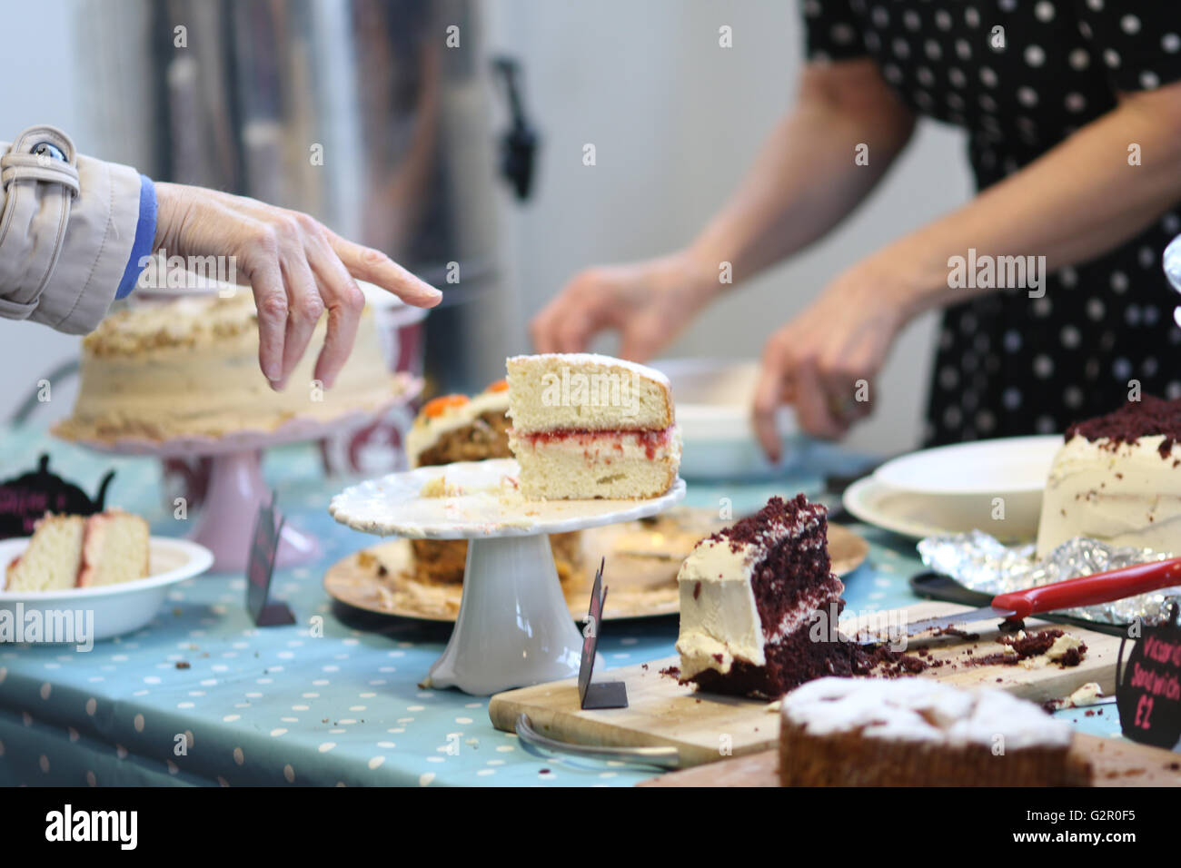 Le client choisit un organisme de bienfaisance à gâteau bake sale Banque D'Images