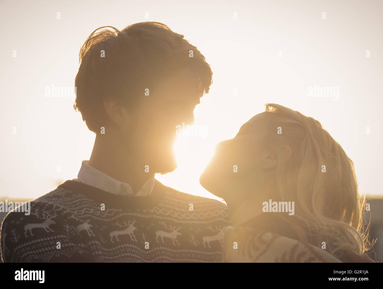 Notion couple kissing, la lumière du soleil d'amour. Banque D'Images