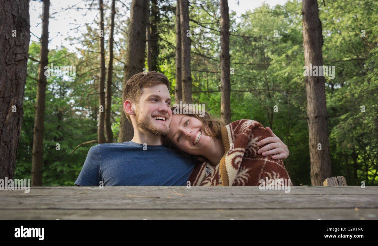 Fille Garçon, couple hug forêt. Banque D'Images