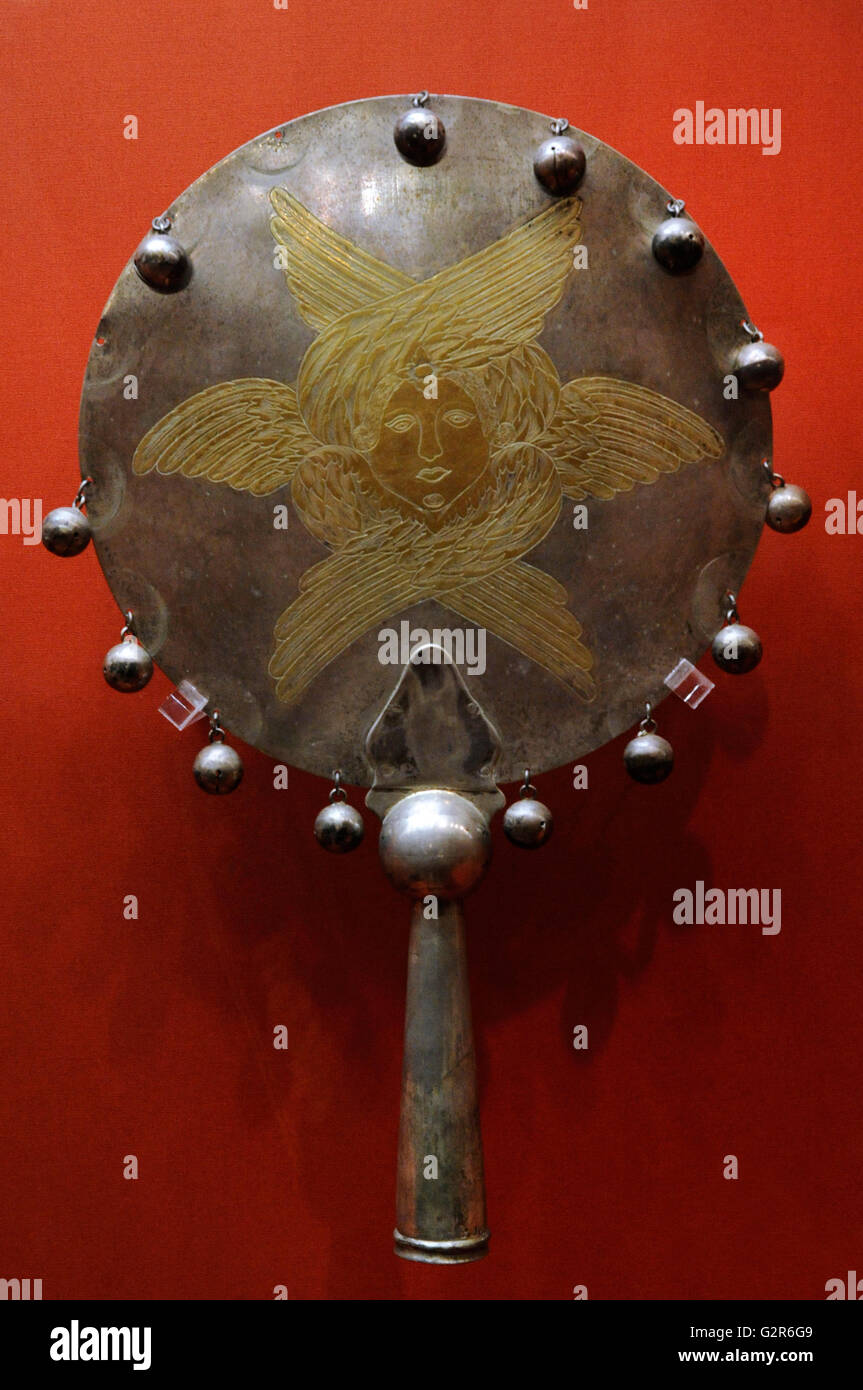 Ventilateur liturgique, utilisé dans l'Église orthodoxe pendant les services. Flabellum (Ripidion) avec six-winged séraphins. L'argent, dorure. 18e siècle ( ?). Le Musée de l'Ermitage. Saint Petersburg. La Russie. Banque D'Images