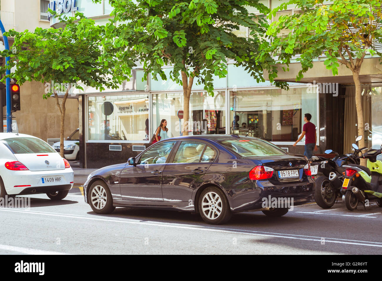ALICANTE, Espagne - 9 septembre 2014 : voiture moderne BMW série 3 sur la rue touristique populaire Rambla Mendez Nunez, Alicante, Espagne Banque D'Images