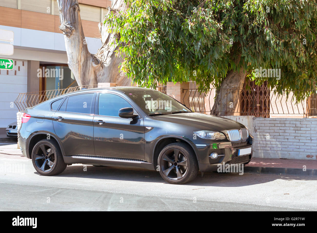 TORREVIEJA, ESPAGNE - 13 septembre 2014 : moderne noir toutes les roues motrices voiture BMW X6 série sur la rue ensoleillée, Torrevieja, Espagne Banque D'Images