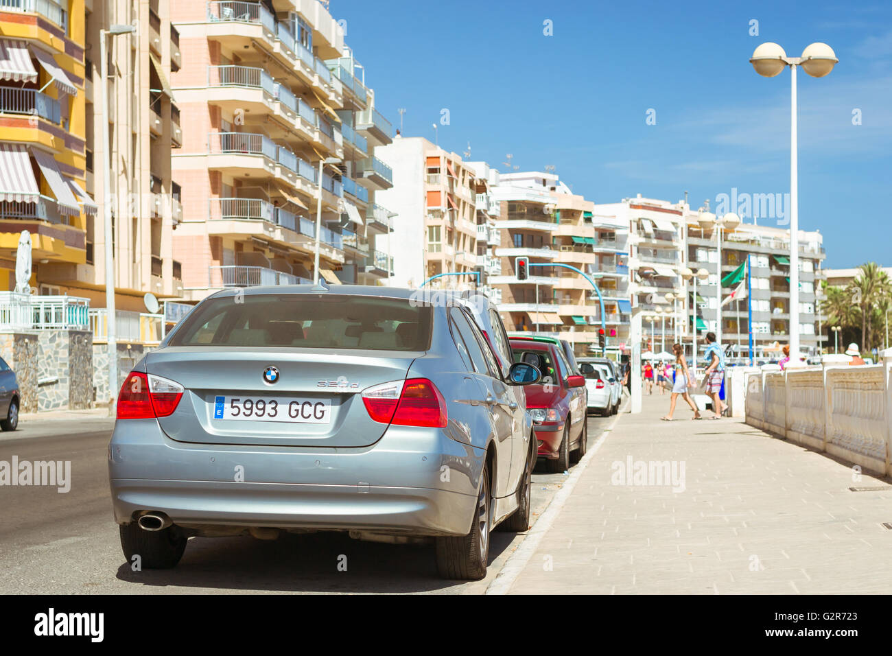 TORREVIEJA, ESPAGNE - 13 septembre 2014 : argent-métal voiture moderne BMW 5-series 320d sur la rue ensoleillée, Torrevieja, Espagne Banque D'Images