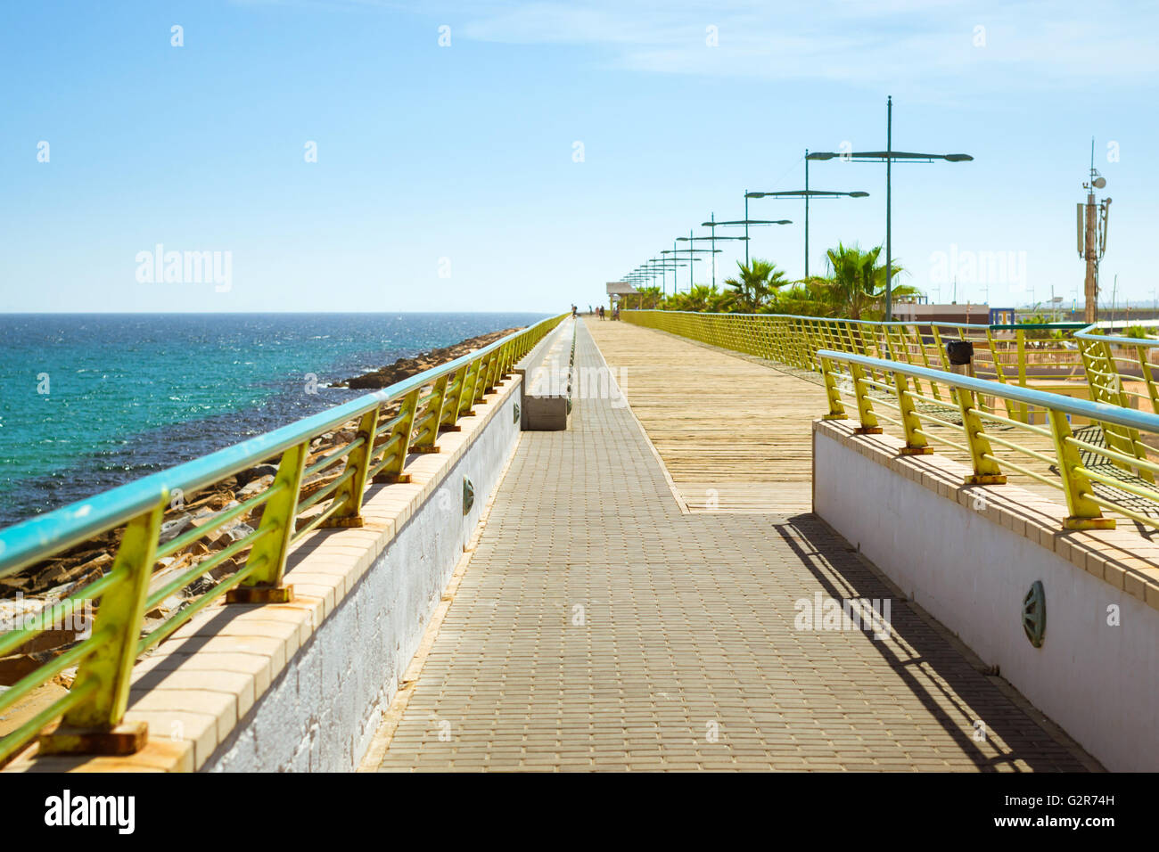 Passerelle pour piétons-pier - chemin à travers Puerto deportivo Marina Salinas à Faro Torrevieja. Jetée en béton armé pour les piétons Banque D'Images