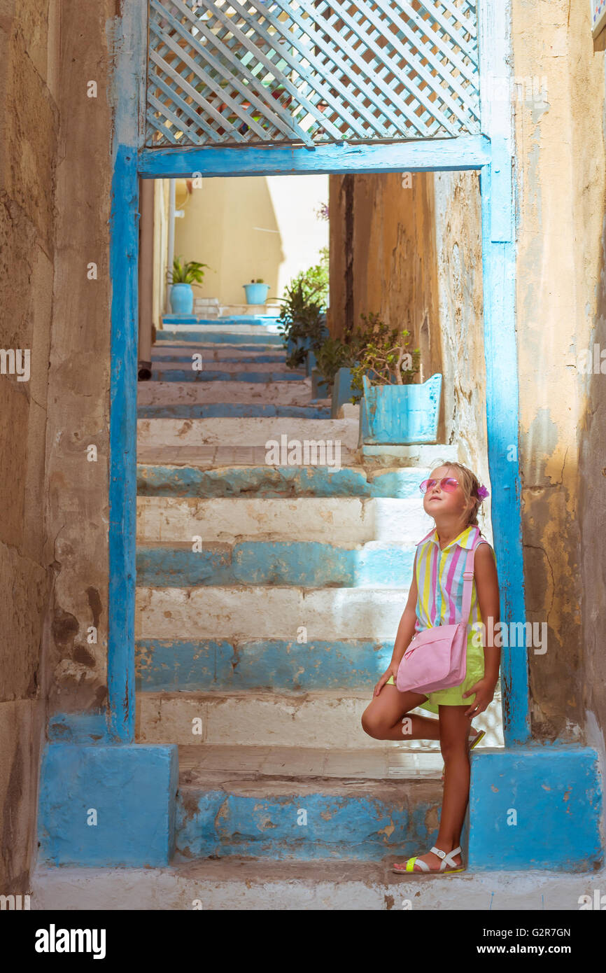 ALICANTE, Espagne - 9 septembre 2014 : belle fille de lunettes roses, debout près de l'escalier qui monte à la rue touristique populaire Banque D'Images