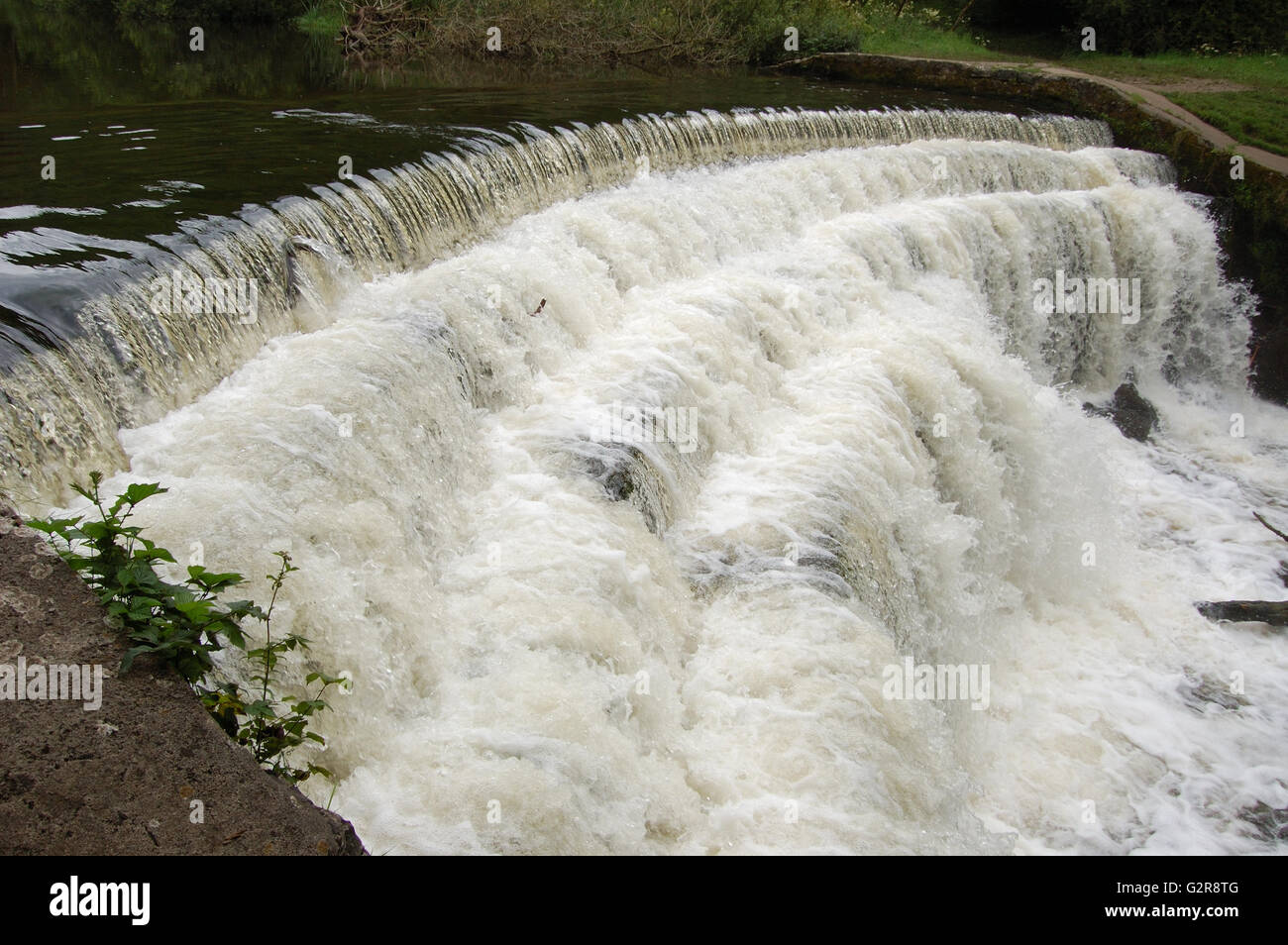 Weir sur River Wye Dale Monsal pleinement en vigueur Banque D'Images