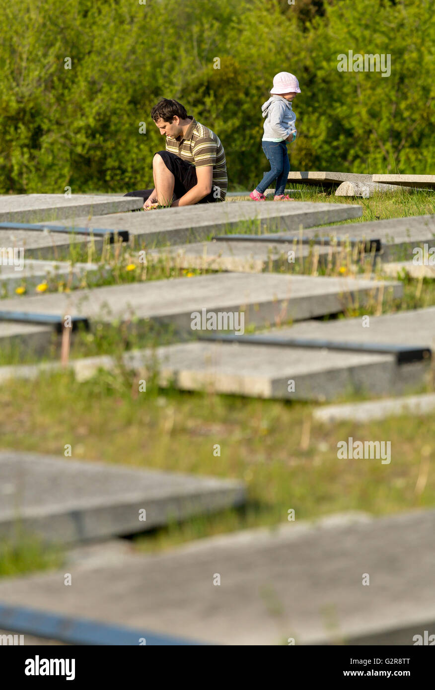 03.05.2015, la Basse Silésie, Wroclaw, Pologne - Père avec enfant le cimetière militaire polonais avec tombée de la Seconde Guerre mondiale. Cimetière de guerre / à la mort des soldats de l'Armée polonaise de la Seconde Guerre mondiale. 00A150503D036CAROEX.JPG - pas à vendre dans la région de G E R M A N Y, A U S T R I A, S W I T Z E R L A N D [communiqué de modèle : Non, des biens : Non, (c) caro photo agency / http://www.caro-images.com, Info@carofoto.pl - Bastian, toute utilisation de cette photo est l'objet d'image !] Banque D'Images