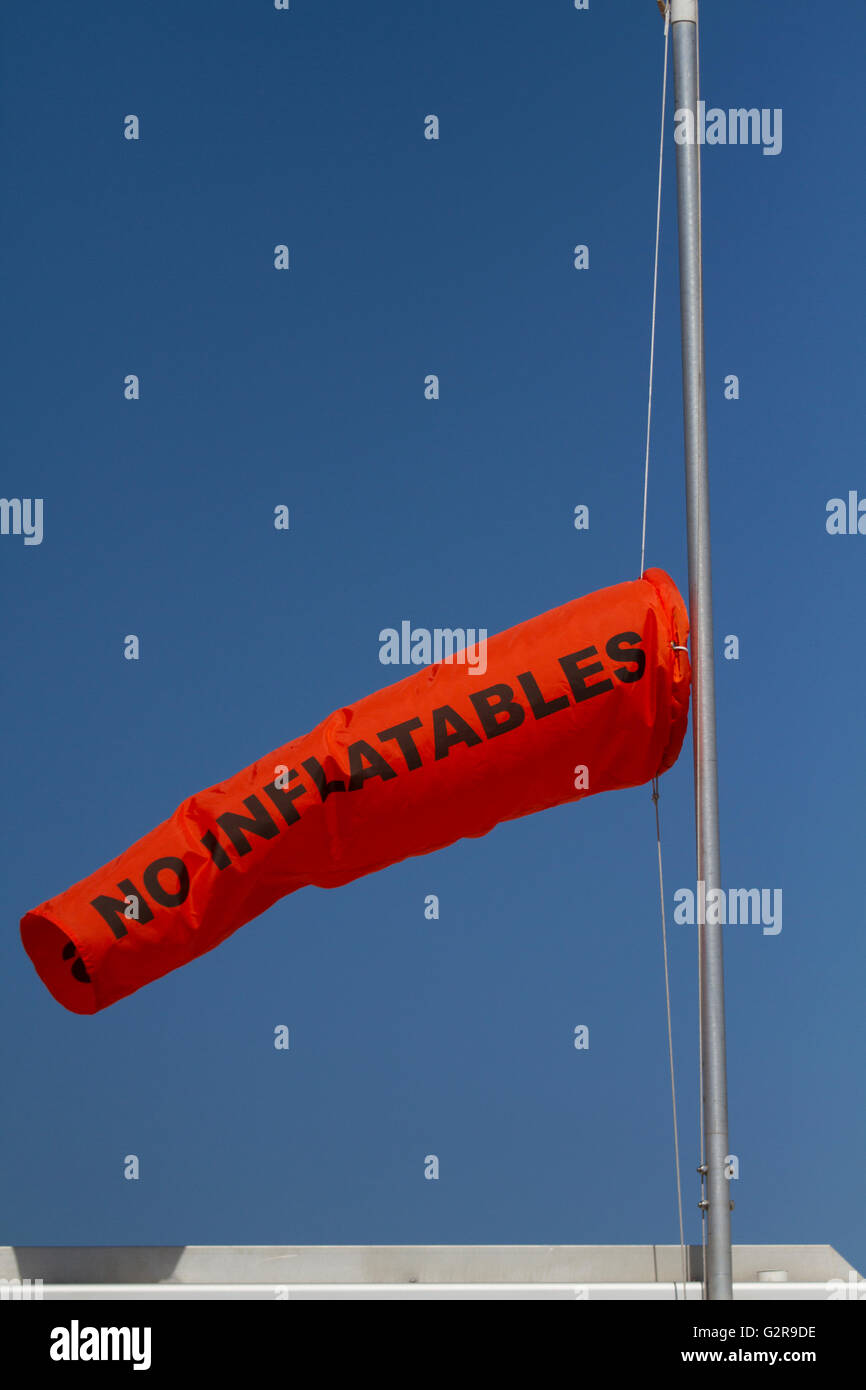 La RNLI rouge Manche conique, tube textile dans le vent   Pas Inflatables Avertissement de vent d'est à terre à Southport, Merseyside, Royaume-Uni Banque D'Images