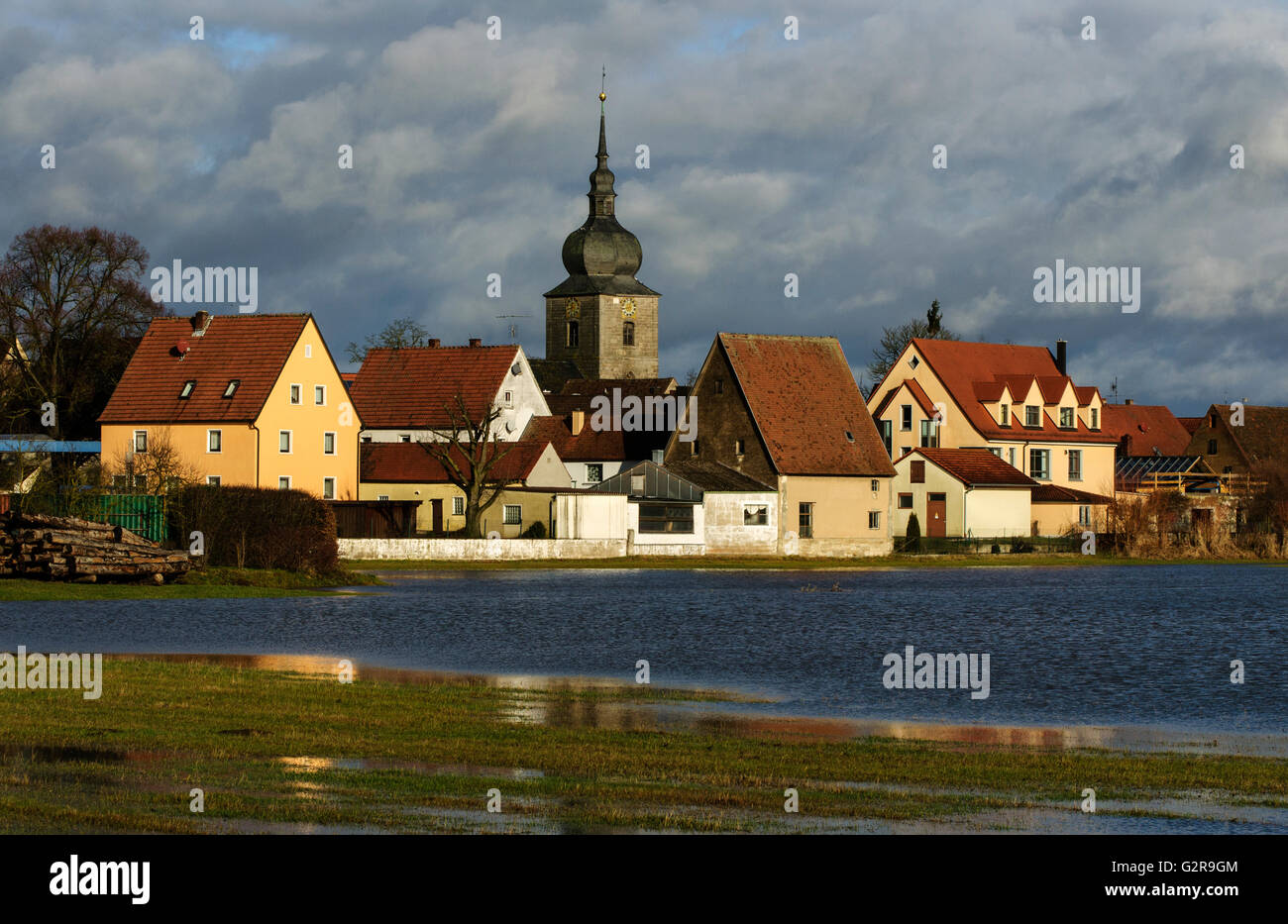 La ville de Uehlfeld inondées avec Aisch Meadows, Uehlfeld, Bavière, Allemagne Banque D'Images