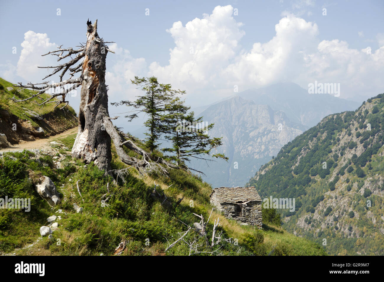 Petite cabane en pierre dans les montagnes, Diga di Moledana, Valle dei Ratti, Val dei Ratti, Lombardie, Italie Banque D'Images