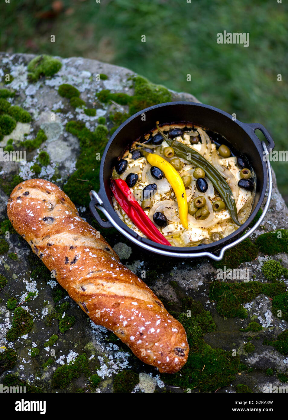 Plat avec les poivrons, les olives et le fromage feta en pot, pain Banque D'Images