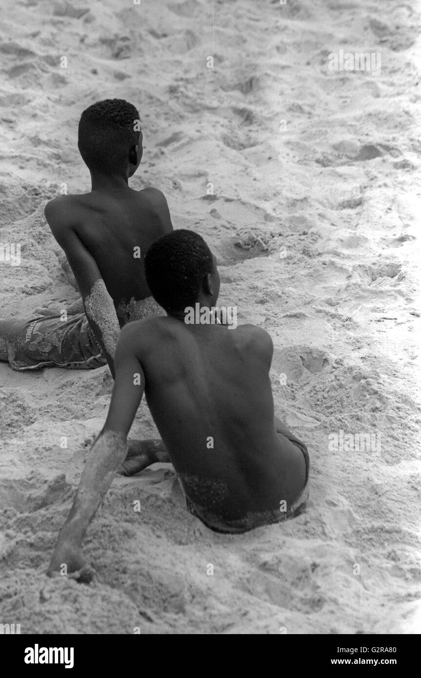 Deux jeunes garçons,,sur la plage de Salvador de Bahia, Brésil Banque D'Images