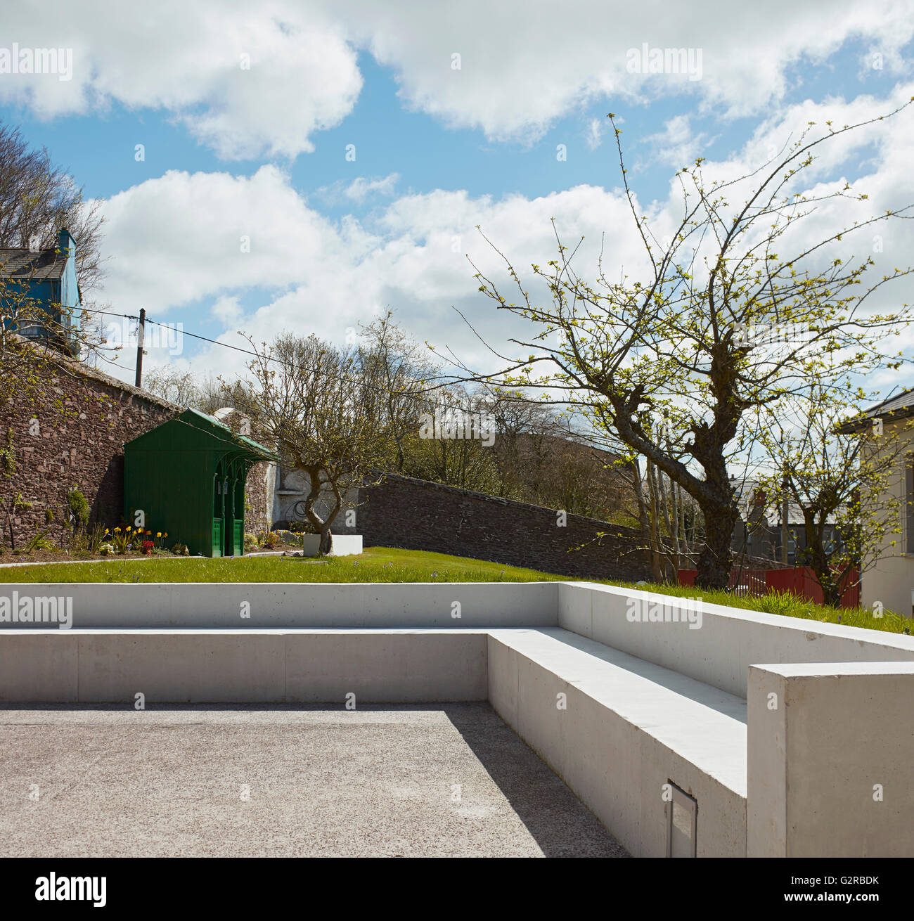 Banc d'angle en béton dans le jardin de la cour. Sainte Angela's College  Cork, Cork, Irlande. Architecte : O'Donnell et Tuomey, 2016 Photo Stock -  Alamy
