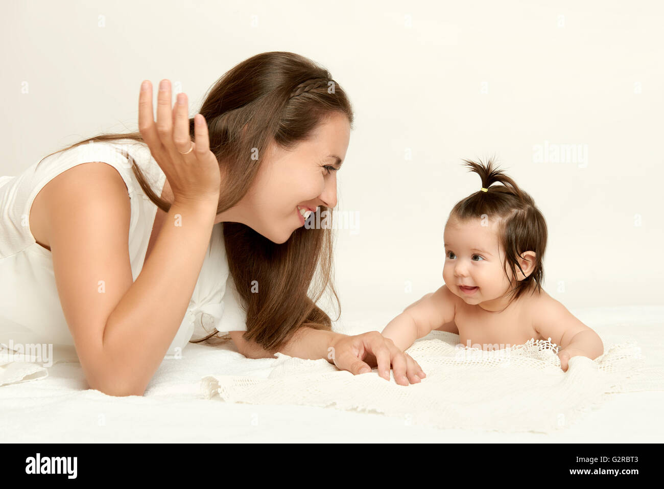 Portrait de Mère et bébé se trouvent sur serviette blanche Banque D'Images