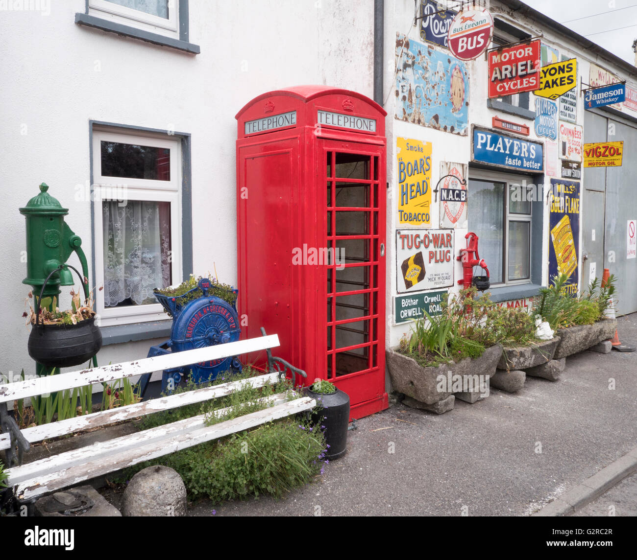 Bâtiment visé à l'étain les panneaux publicitaires y compris une K6 téléphone kiosque à Horseleap, County Offaly, le sud de l'Irlande. Banque D'Images