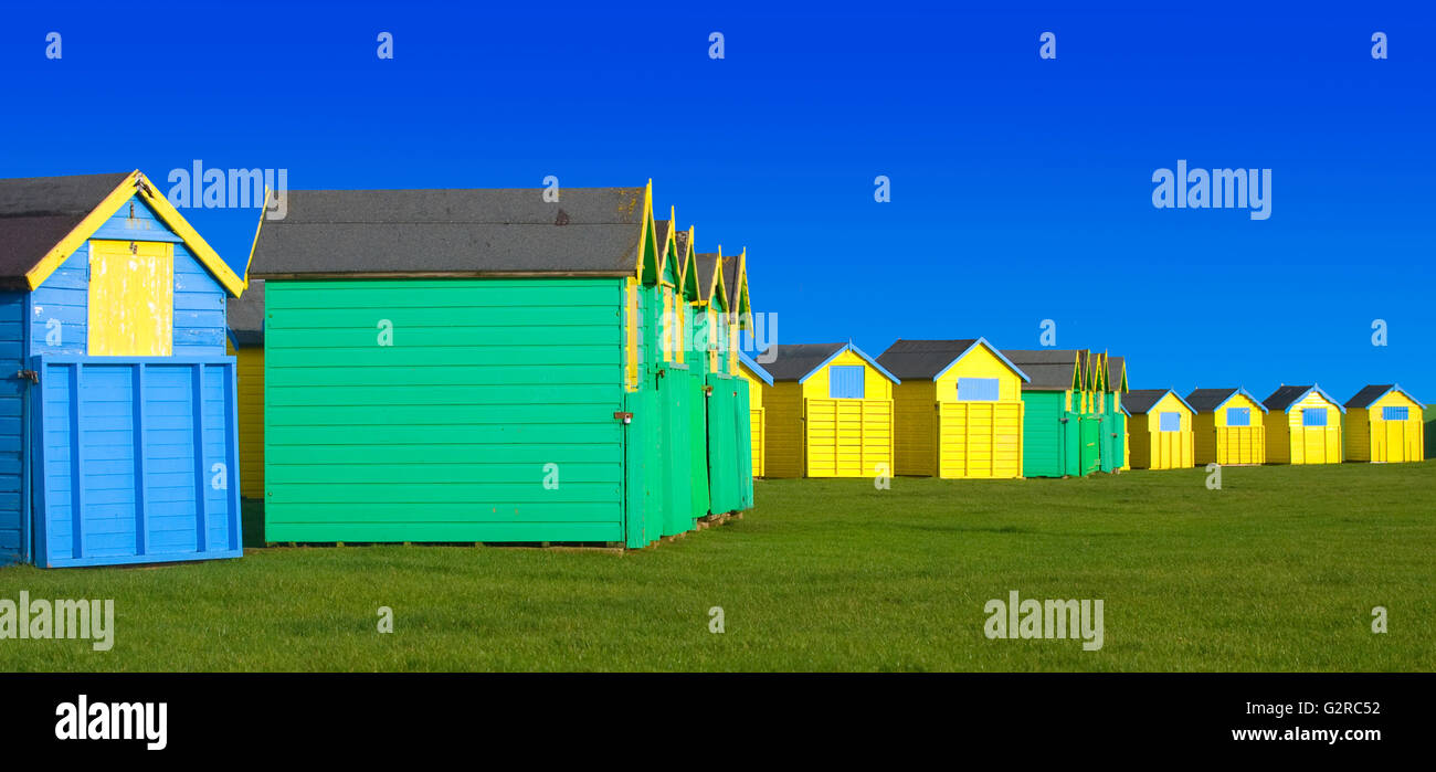 Cabines de plage aux couleurs vives avec ciel bleu Banque D'Images