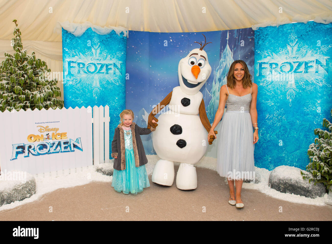 Michelle Heaton et sa fille Faith rencontrent le personnage OLAF de Disney's Frozen à Cavendish Square à Londres pour célébrer les cadeaux de Disney on Ice venus au Royaume-Uni. Banque D'Images