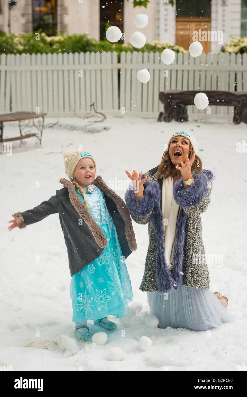EDITORIAL N'utilisez que Michelle Heaton et sa fille foi jouer dans la neige au London's Cavendish Square pour célébrer Disney On Ice présente les prochaines au Royaume-Uni. Banque D'Images