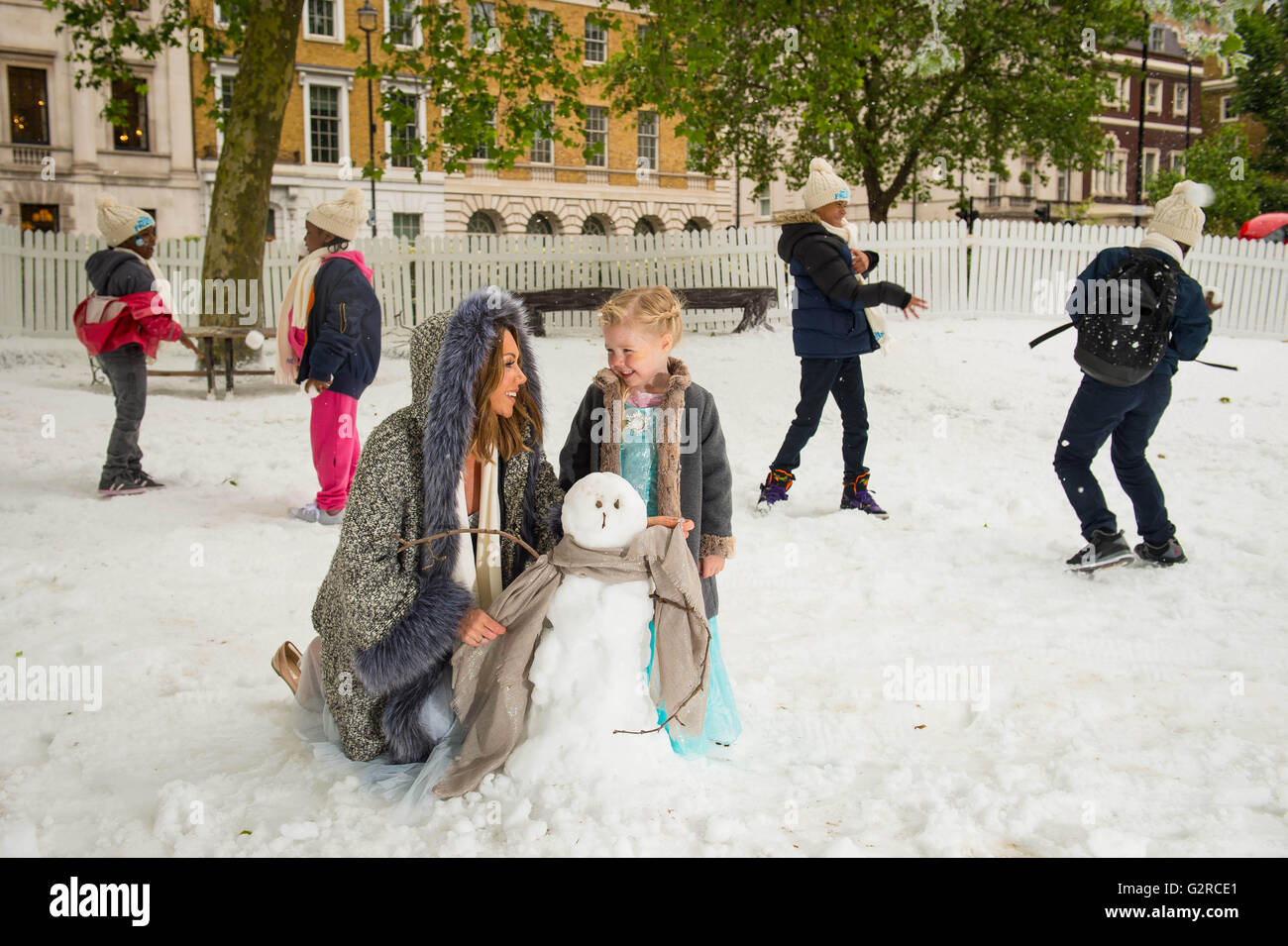 EDITORIAL N'utilisez que Michelle Heaton et sa fille la foi avec des enfants à partir de la variété, la charité pour les enfants, jouer dans la neige au London's Cavendish Square pour célébrer Disney On Ice présente les prochaines au Royaume-Uni. Banque D'Images