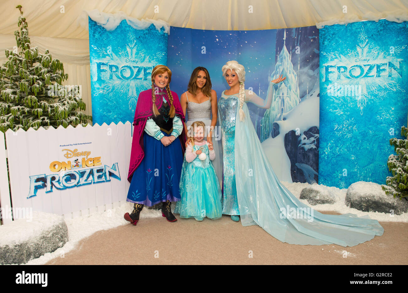 EDITORIAL N'utilisez que Michelle Heaton et sa fille foi Rencontrez Anna (à gauche) et Elsa les caractères de Disney's Frozen au London's Cavendish Square pour célébrer Disney On Ice présente les prochaines au Royaume-Uni. Banque D'Images