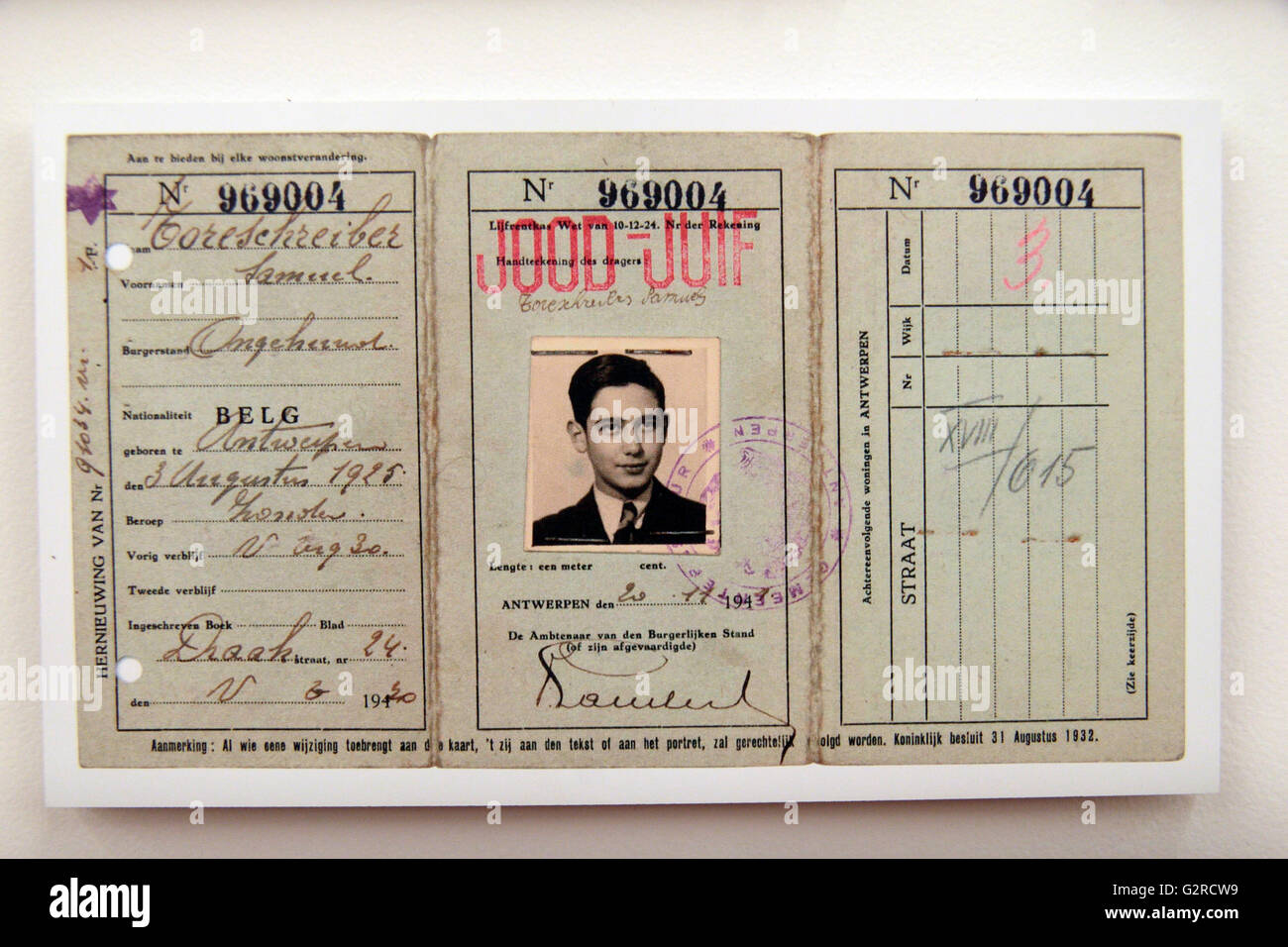 Un Nazi juif allemand a publié le document d'identification sur l'affichage dans la Kazerne Dossin Memorial Museum, à Malines, Belgique. Banque D'Images