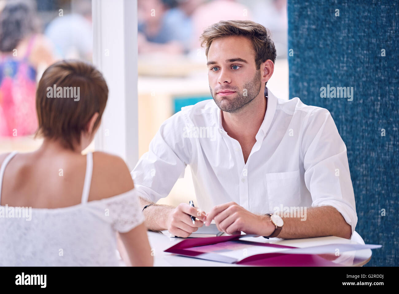 Businessman en prêtant attention à sa partenaire féminine au cours de la réunion d'affaires Banque D'Images