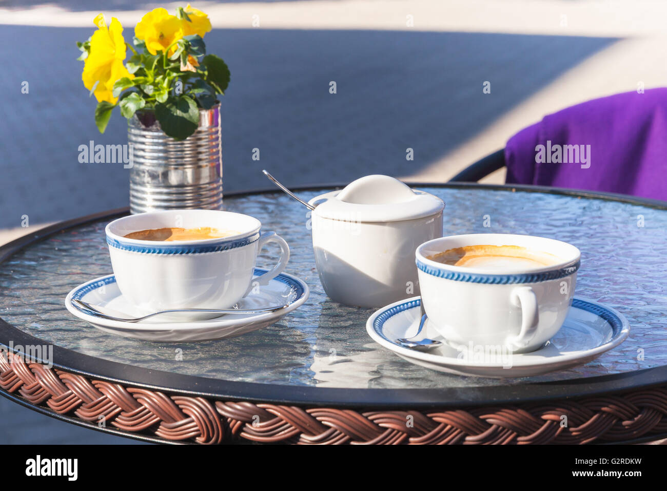 Deux tasses de Cappuccino debout sur une table en verre au café de la rue, photo avec selective focus Banque D'Images