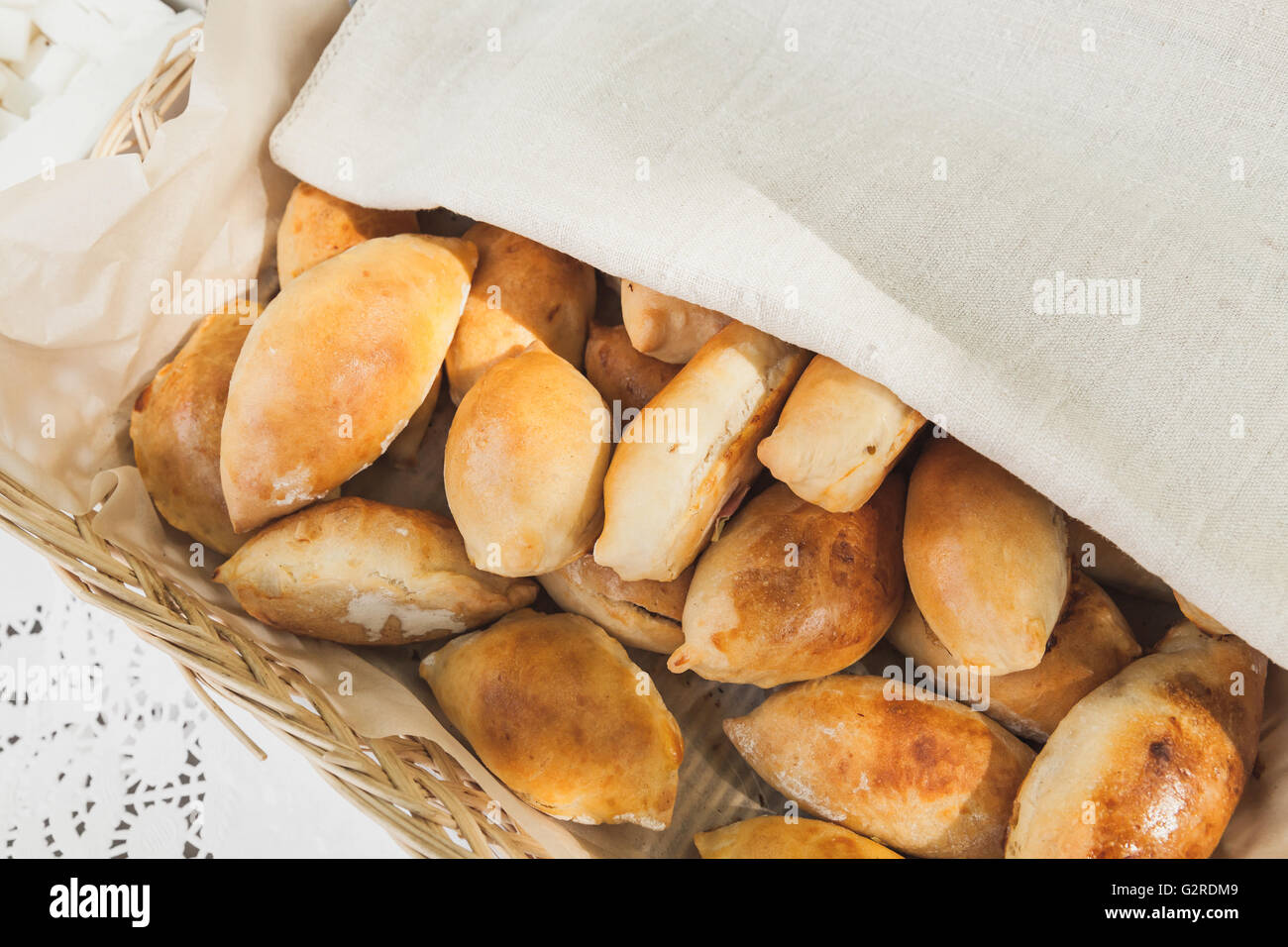 Des gâteaux sont en panier pique-nique Banque D'Images