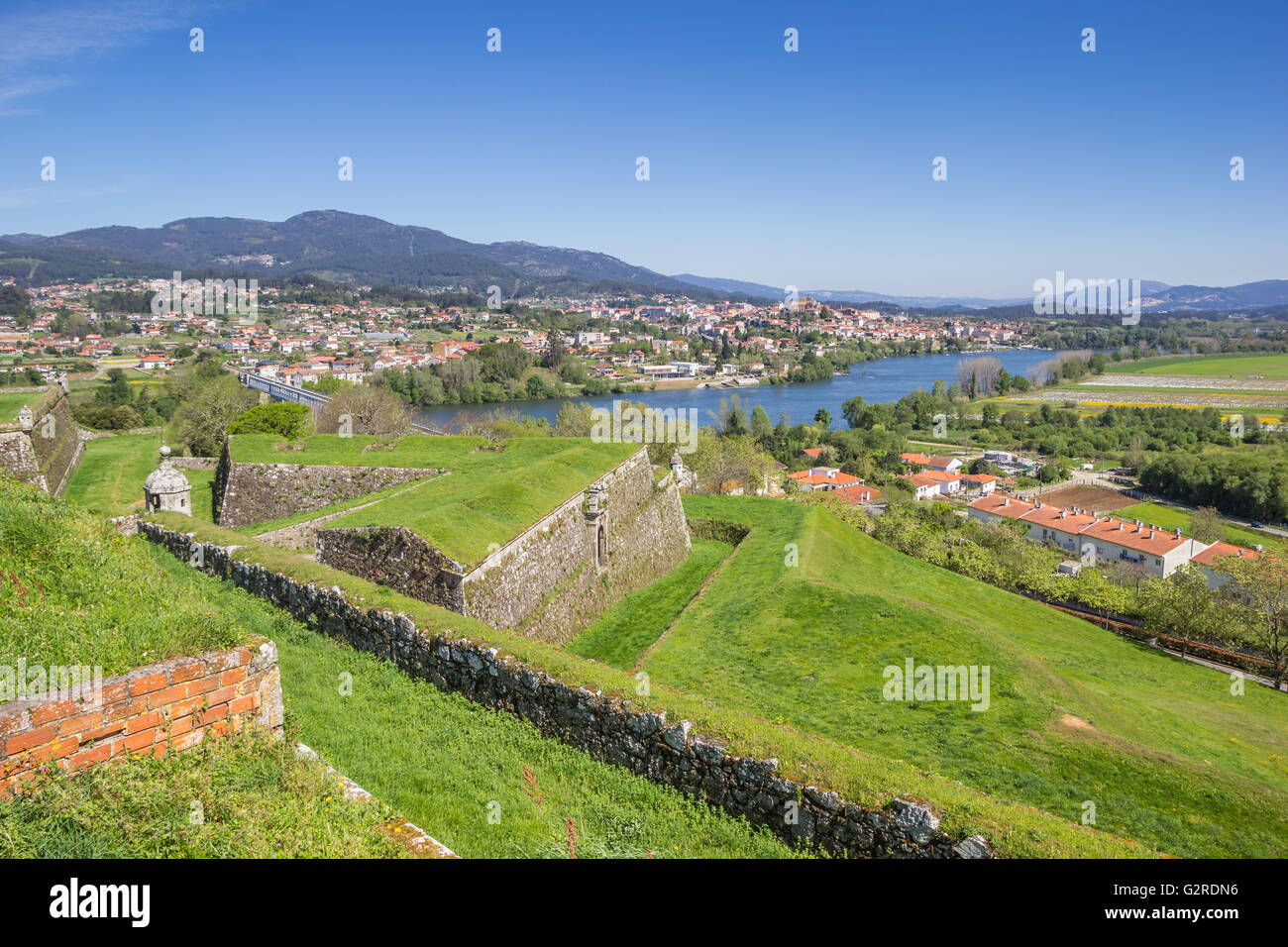 Murs fortifiés et rivière en Valença do Minho, Portugal Banque D'Images