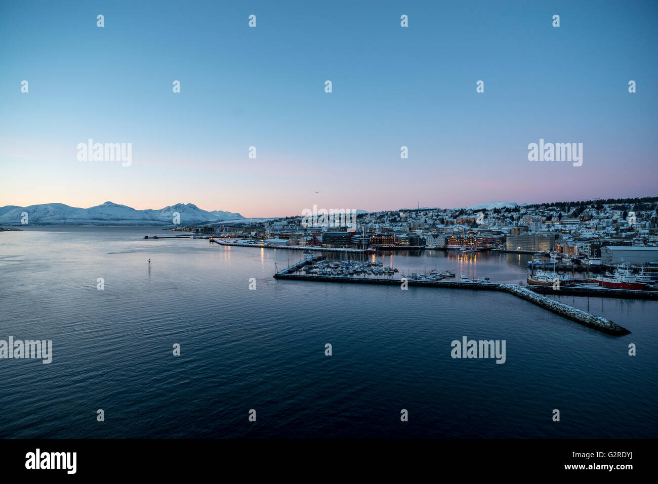 Vue panoramique de Tromsø et de son port au crépuscule de l'hiver.Tromsø, Troms, Norvège. Banque D'Images