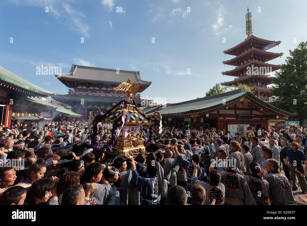 Mikoshi comme ils sont transportés dans le temple Senso-ji pendant le Sanja matsuri. Asakusa, Tokyo, Japon. Banque D'Images