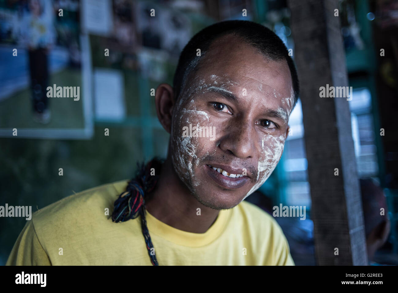 Portrait d'un homme vêtu du costume traditionnel birman (thanakha) sur son  visage, Dala, Yangon, Myanmar Photo Stock - Alamy