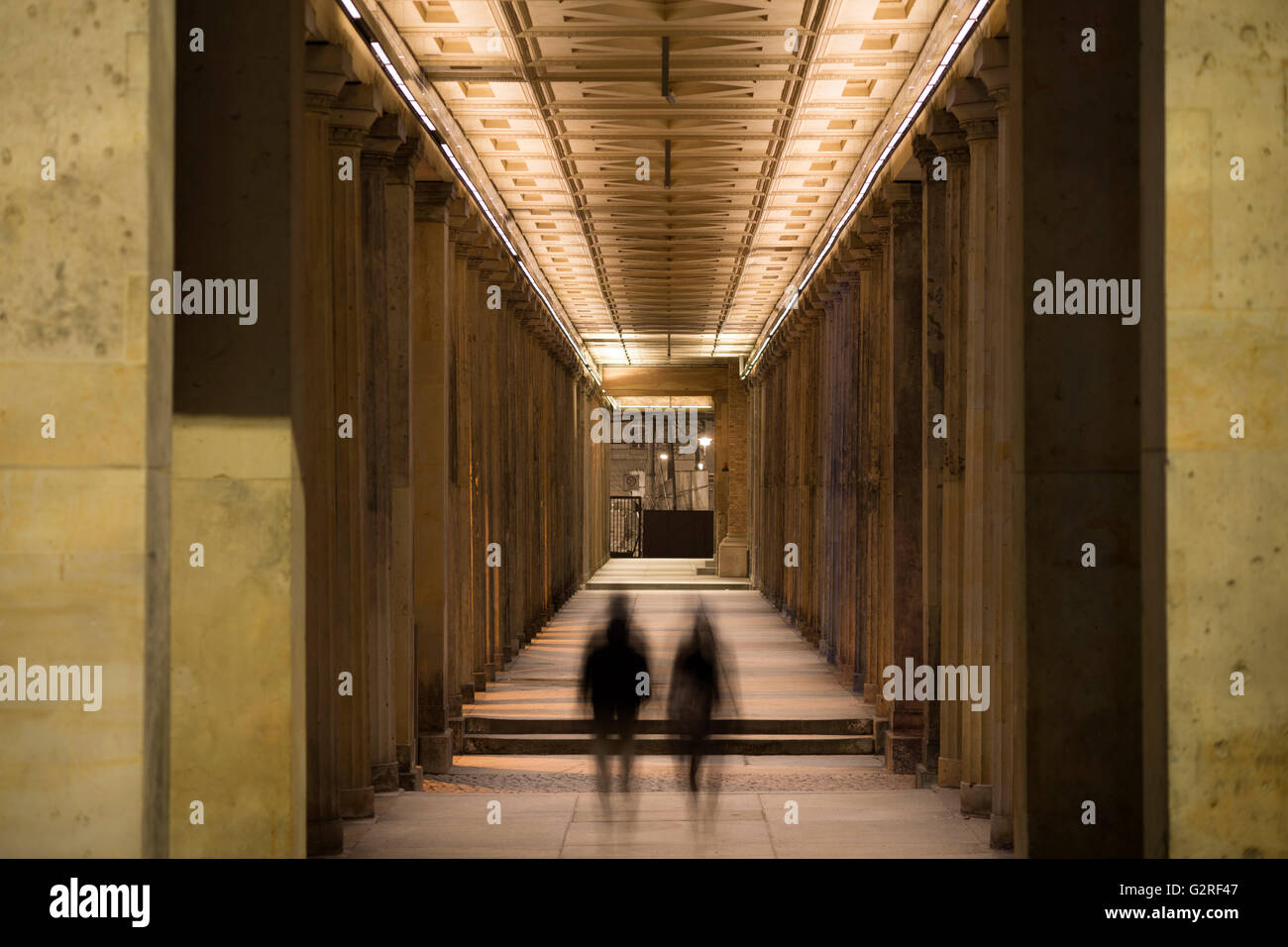 Passage de nuit avec de nombreuses colonnes et les piétons en chiffres Berlin city Banque D'Images