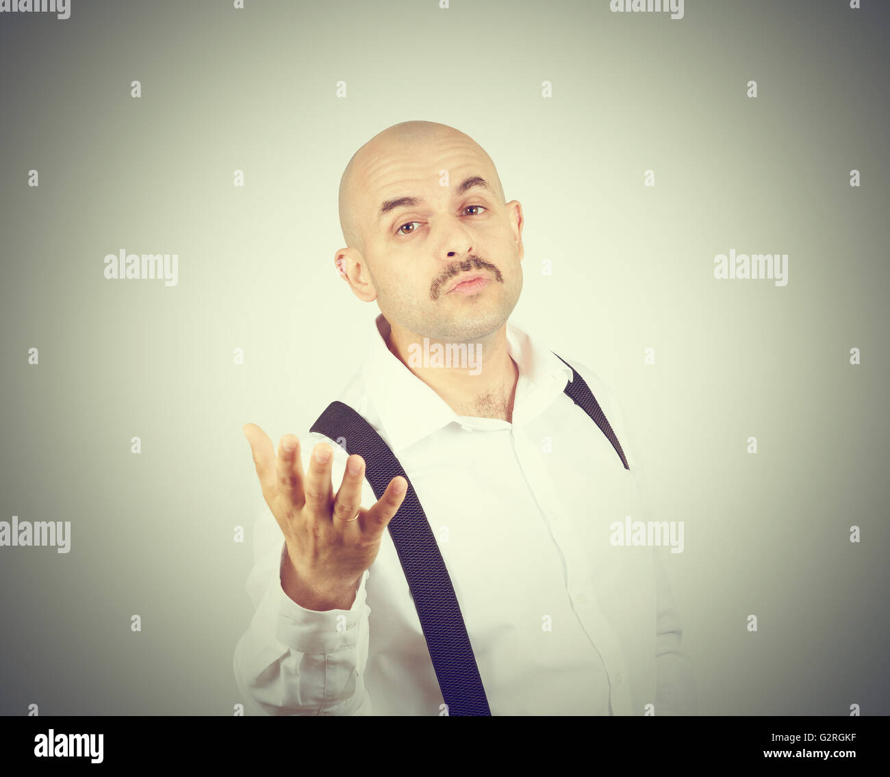 L'homme drôle chauve envoie un baiser de l'air à l'appareil photo. Banque D'Images