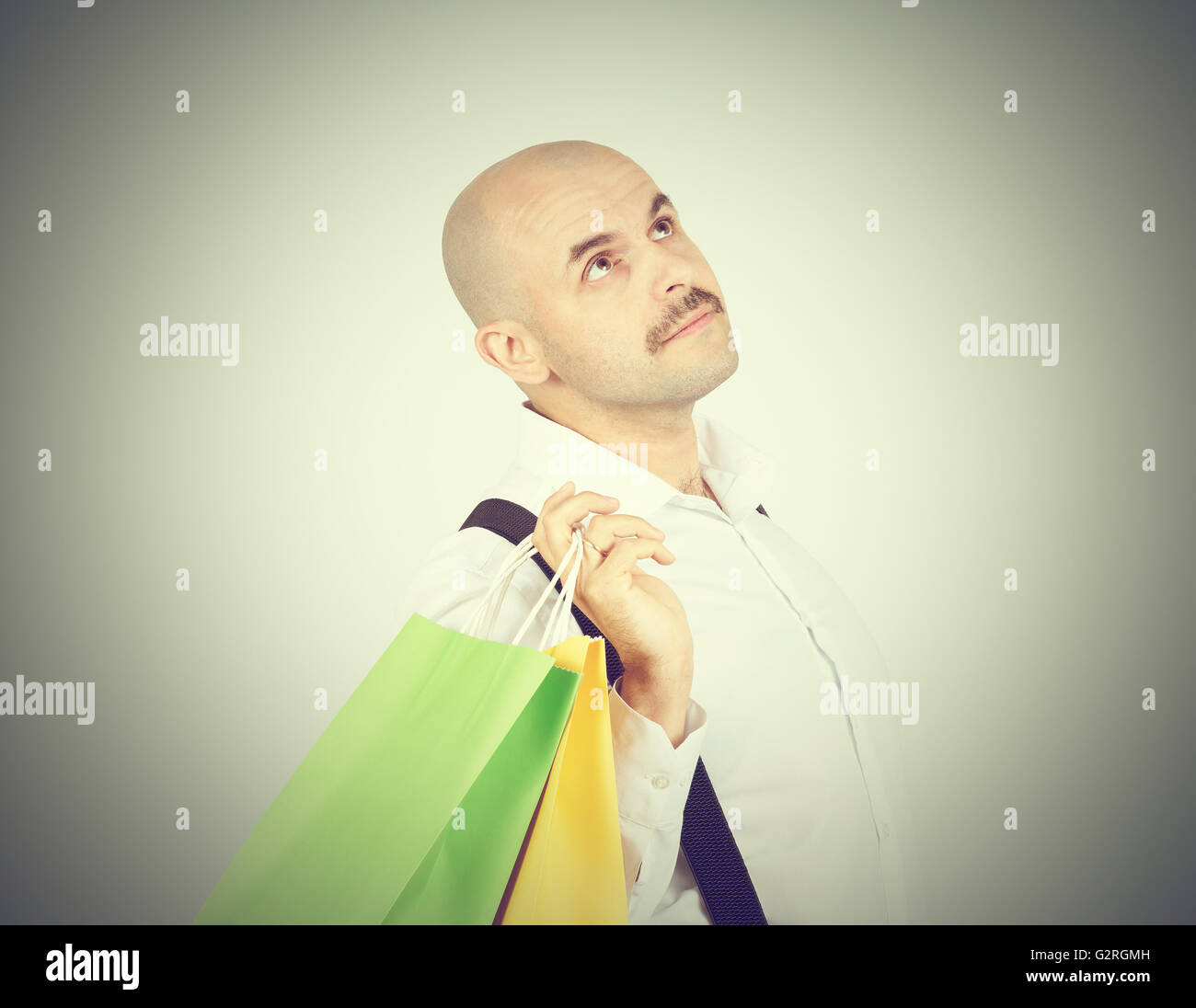 Caucasian man chauve, avec des sacs en papier colorées isolé sur fond. Banque D'Images