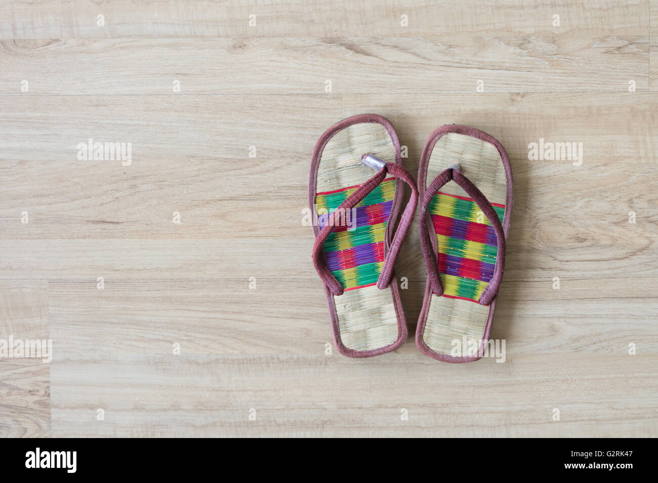 Tissu confortable spa sandal sur plancher en bois. Banque D'Images
