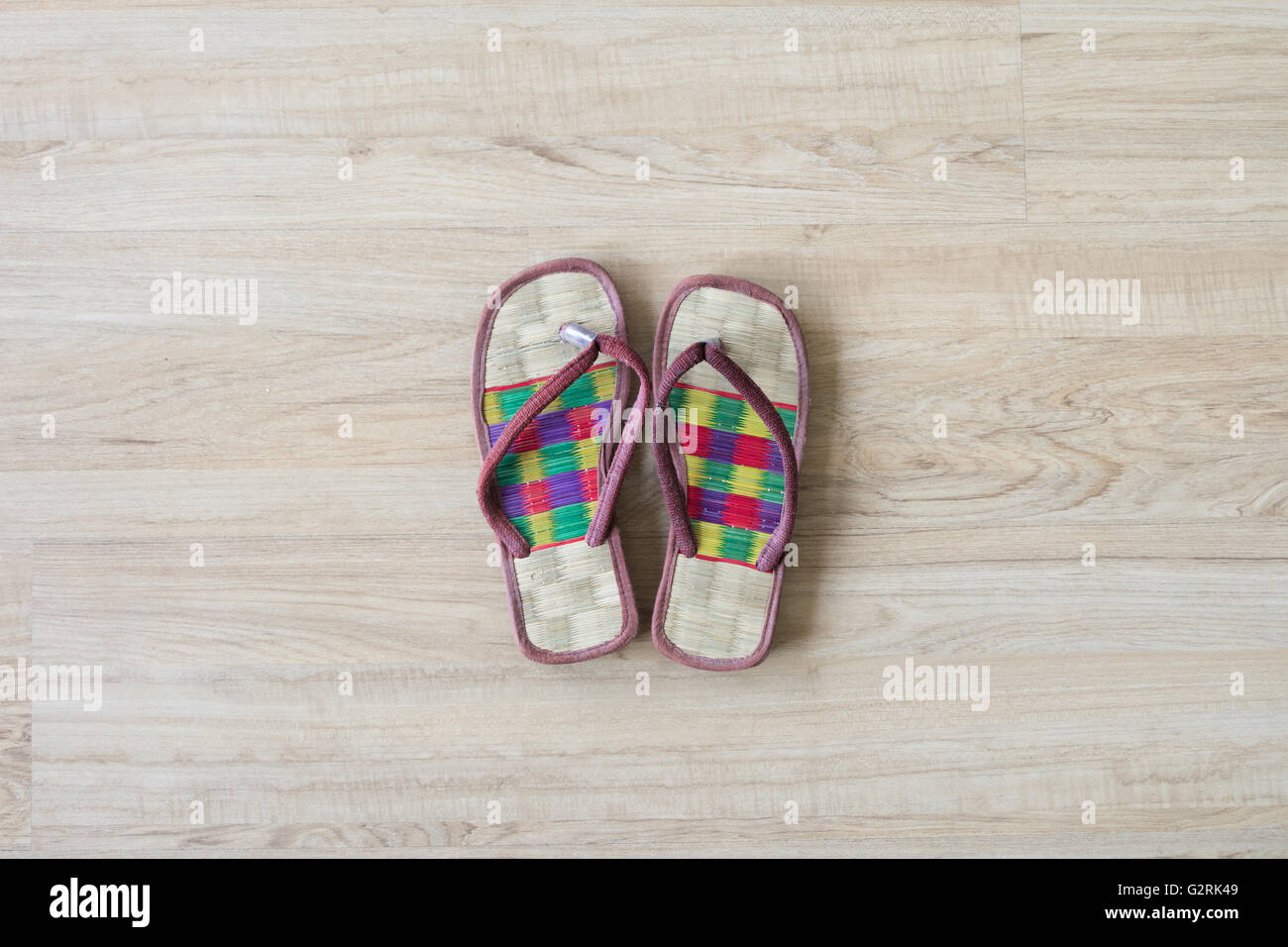 Tissu confortable spa sandal sur plancher en bois. Banque D'Images