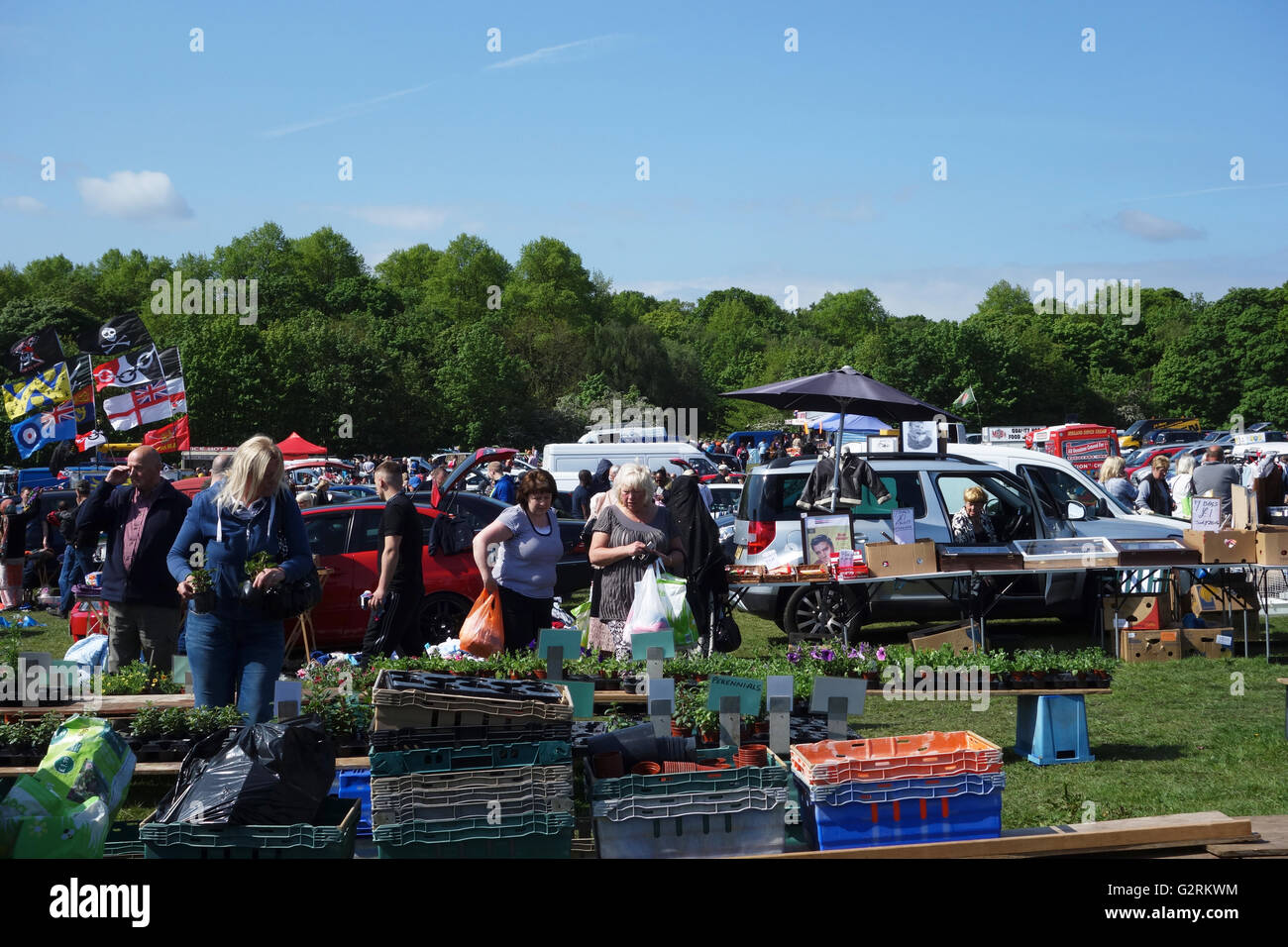 Foule d'acheteurs à un vide grenier. West Midlands. UK Banque D'Images